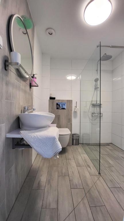 Kúpeľňa v ubytovaní Apartamenty Czerwona Stodoła