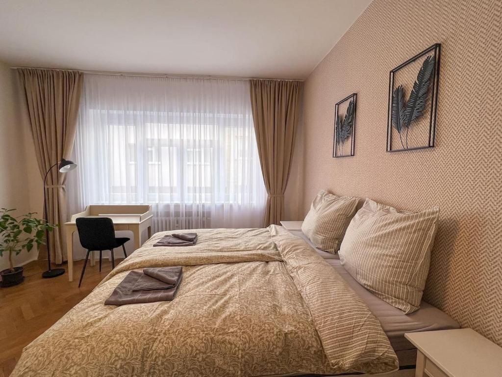 1 dormitorio con cama, escritorio y ventana en 96m2 of comfort and style: 4BD apartment in Old town, en Bratislava