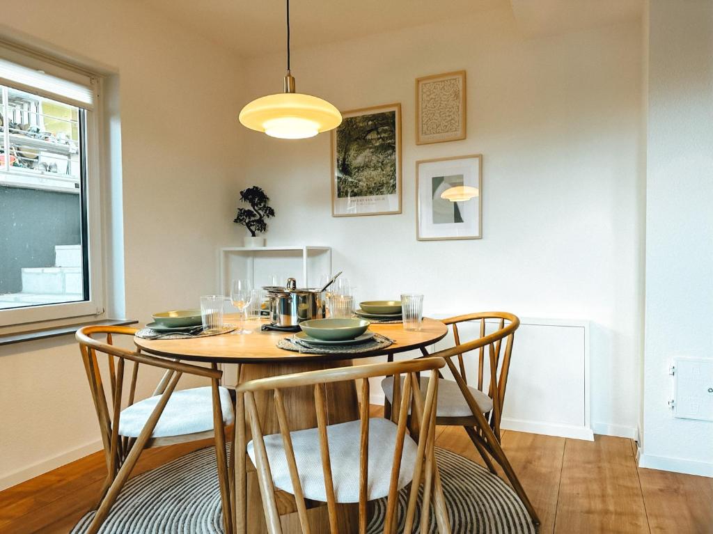 - une salle à manger avec une table et des chaises dans l'établissement MELLoWY 10 Min bis zur Messe KA, à Rheinstetten