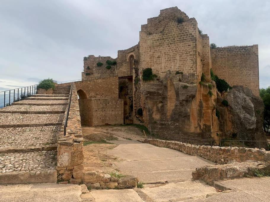 un gran edificio de ladrillo con escalones junto al océano en Entre montañas y mar, Casa Quim Montesa, 