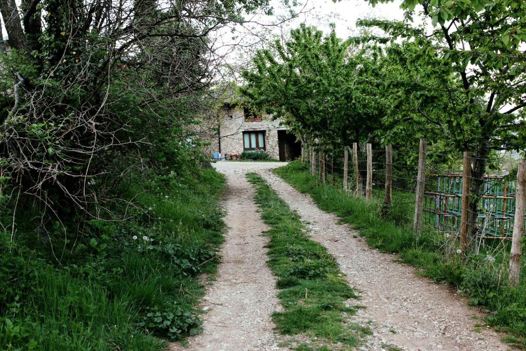 a dirt road in front of a house at Albergue Casa Fumenal in Padarniu
