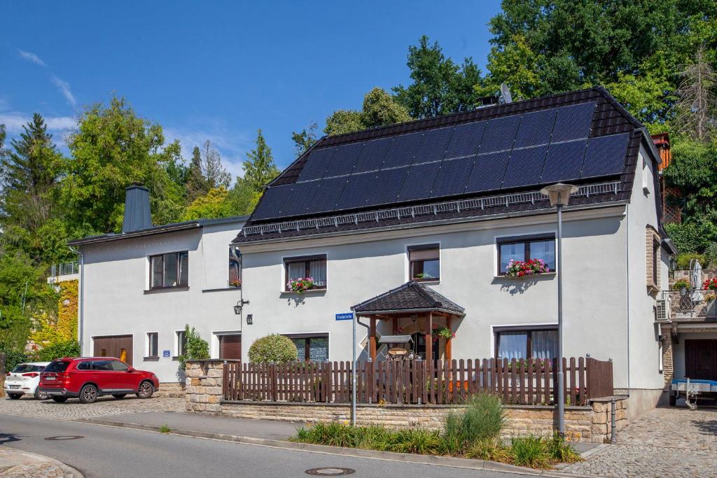 ein Haus mit Sonnenkollektoren auf dem Dach in der Unterkunft Fewo Schuch in Pirna