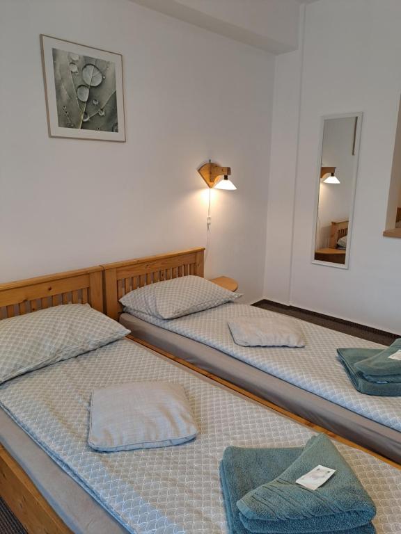 Postel nebo postele na pokoji v ubytování 7 Levél Panzió, Ultra Central, Self Check-in, Self-Catering
