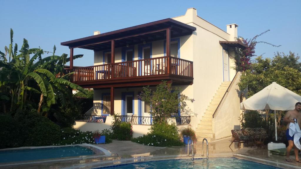 The swimming pool at or close to Paradise Garden Apartments