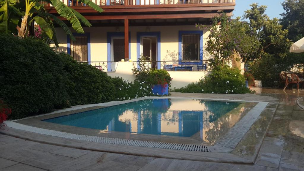 The swimming pool at or close to Paradise Garden Apartments