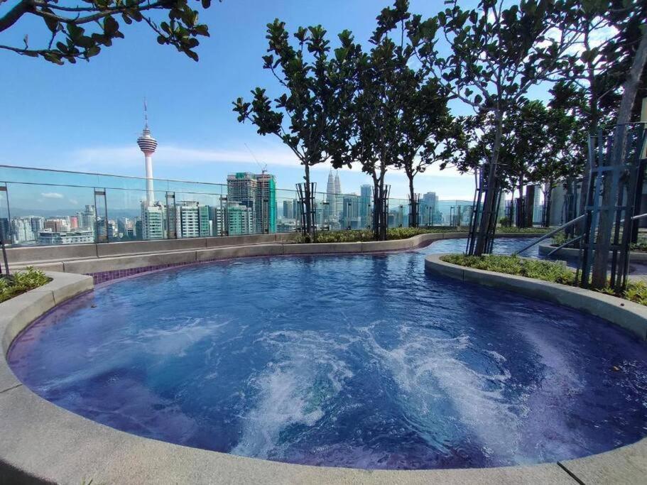 una vasca idromassaggio sul tetto di un edificio alberato di 1 Room 1 Bathroom The Robertson KLCC a Kuala Lumpur