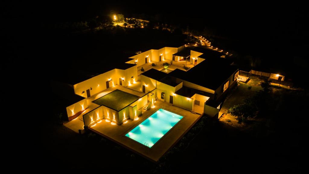Bazén v ubytování Guldaar Sariska - A luxury Forest Resort nebo v jeho okolí