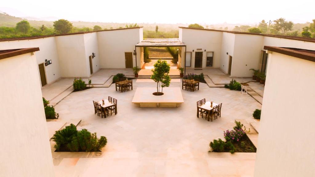 Patio nebo venkovní prostory v ubytování Guldaar Sariska - A luxury Forest Resort