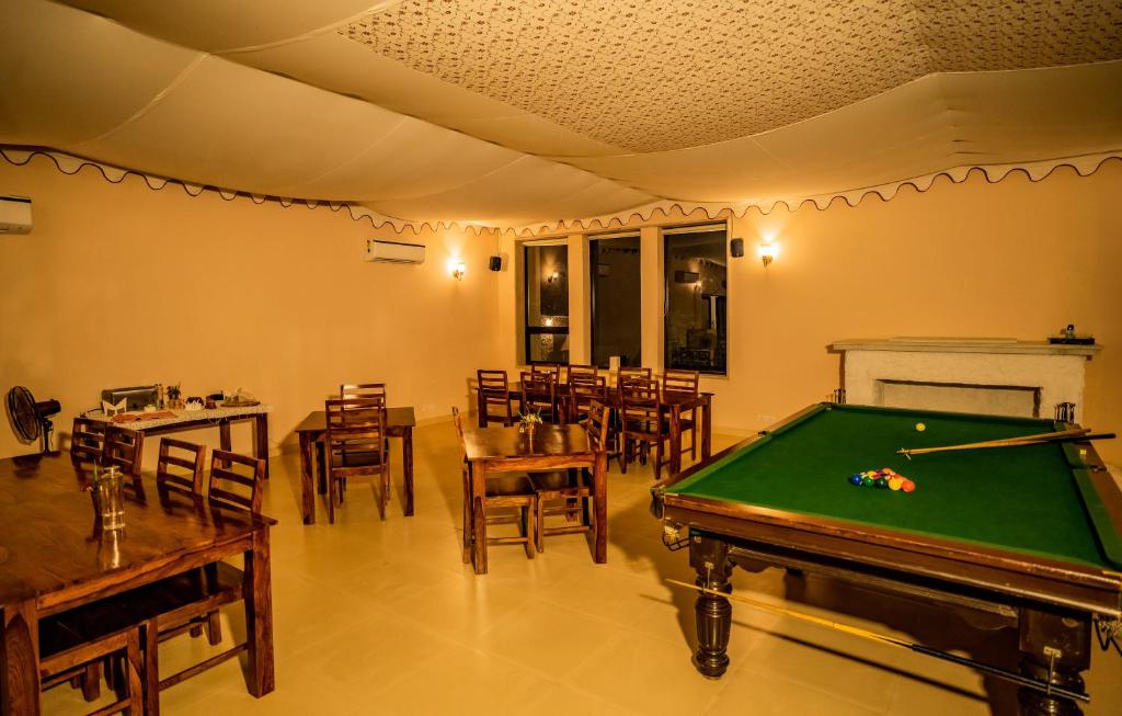 Biliár nebo kulečník v ubytování Guldaar Sariska - A luxury Forest Resort