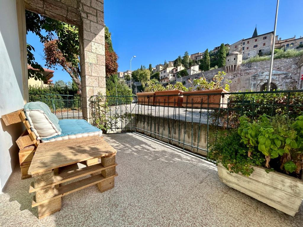 une terrasse avec une chaise, une clôture et des plantes dans l'établissement Appartamento Da Lucilla, à Spello