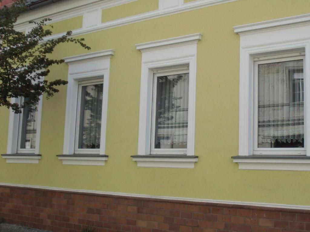 een geel gebouw met vier ramen erop bij Monika in Luckenwalde