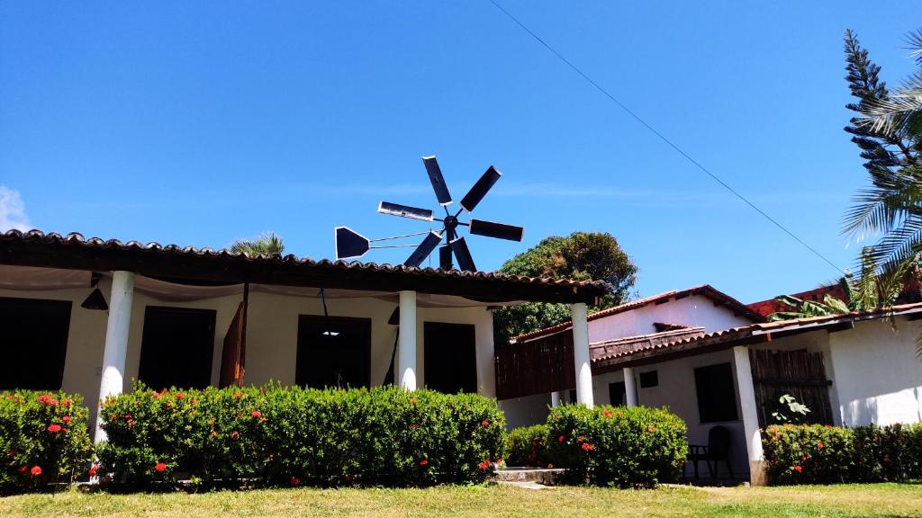 uma casa com um moinho de vento em cima dela em Pousada Catavento em São Gonçalo do Amarante