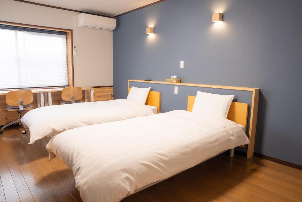 Ліжко або ліжка в номері Marushige