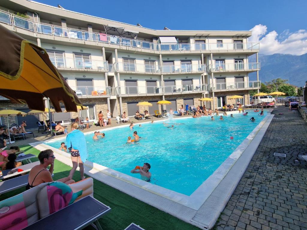 una gran piscina con gente en un hotel en Residence Alessandra, en Domaso