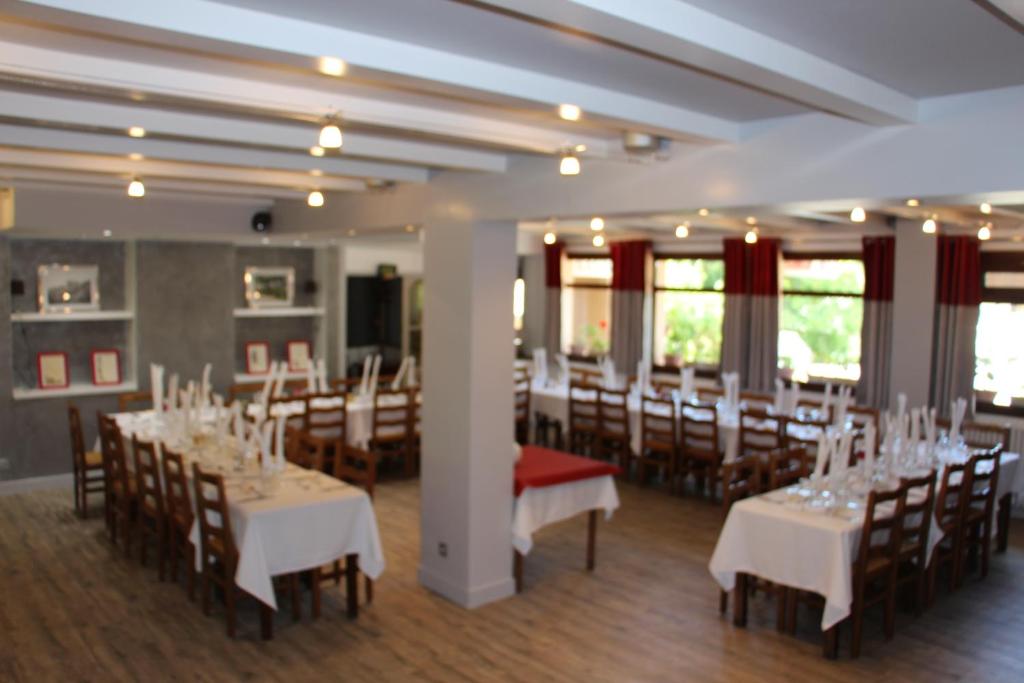 Restaurace v ubytování Hôtel Aigliere