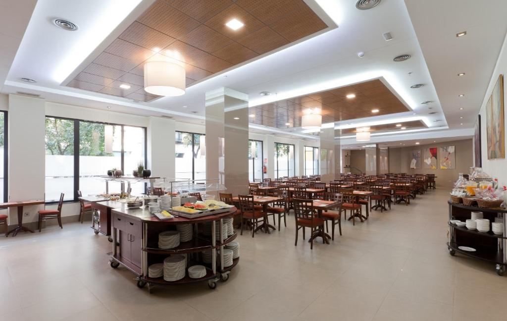 Un gran comedor con mesas y sillas. en Porcel Ganivet, en Madrid