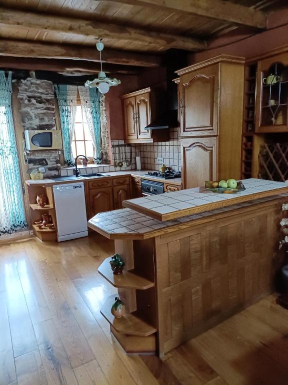 Kuchyňa alebo kuchynka v ubytovaní Casa do Eiró