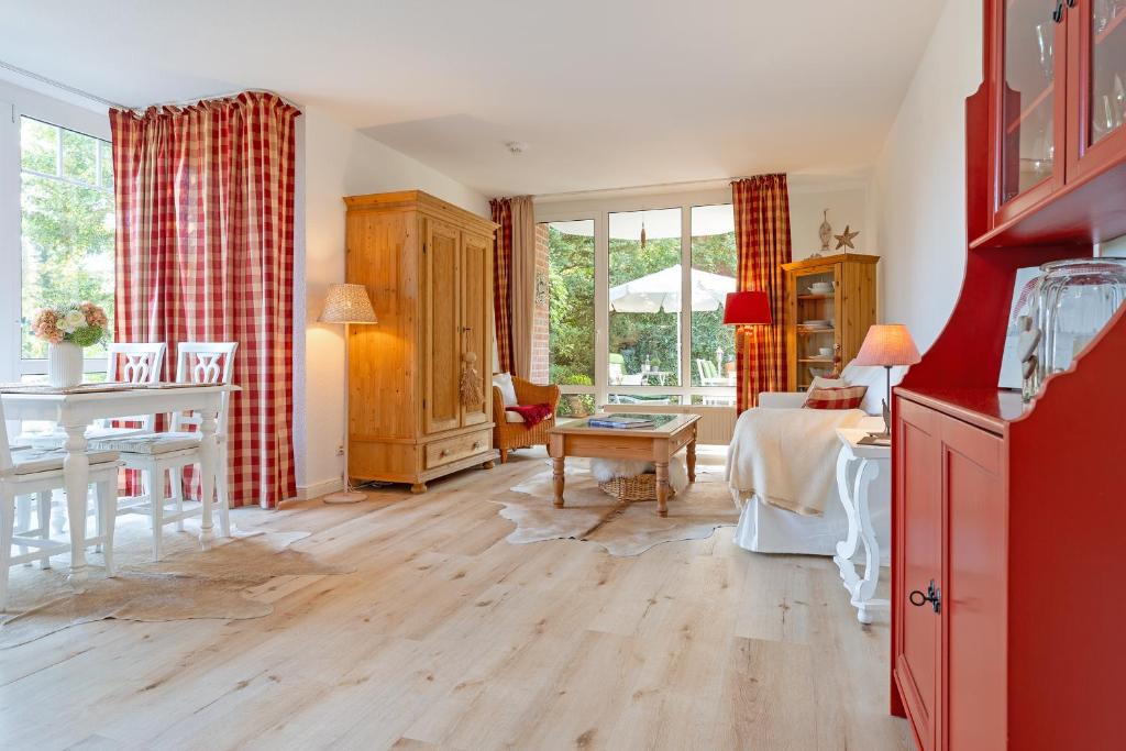 ein Wohnzimmer mit einer Küche und einem Esszimmer in der Unterkunft Zaubermuschel in Timmendorfer Strand