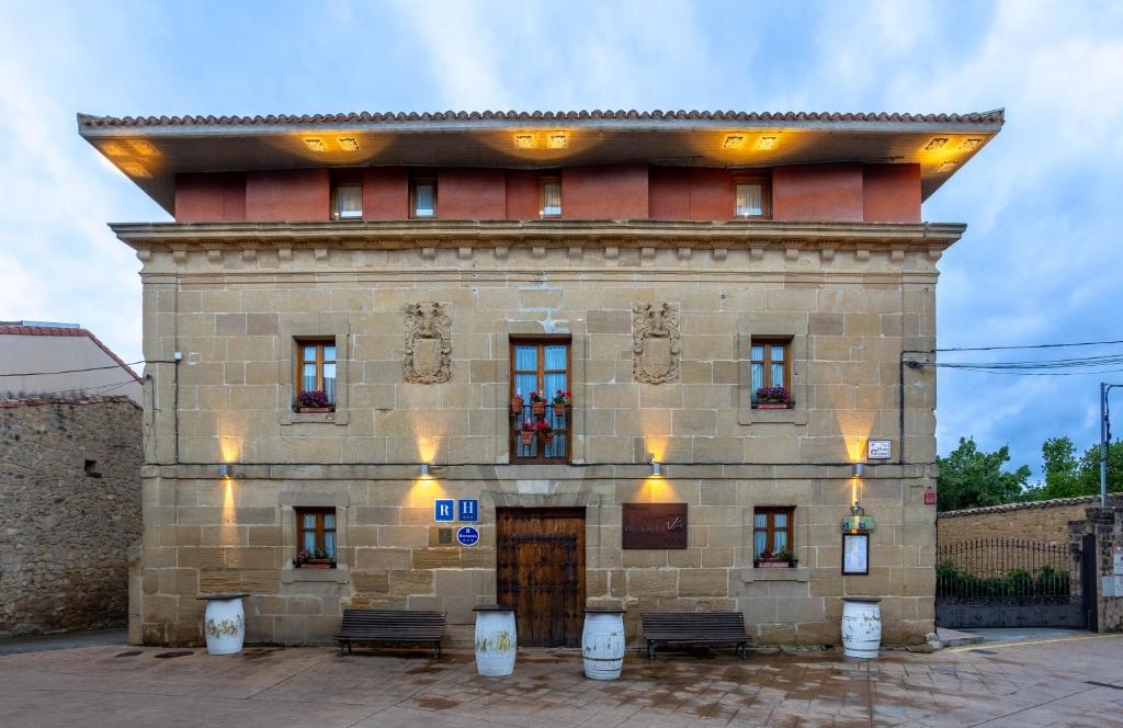 - un grand bâtiment en pierre dans l'établissement Hotel Villa de Ábalos, à Ábalos
