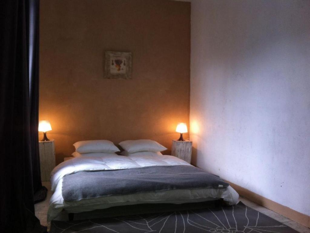 een slaapkamer met een bed met twee lampen erop bij Gite 2 pers. Au Pied Du Vercors in Vinay
