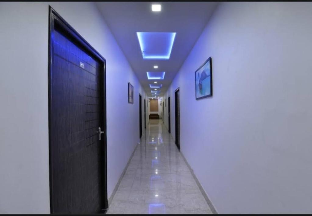 um corredor com uma porta e um corredor com um tecto em Hotel P.S. Villa em Agra