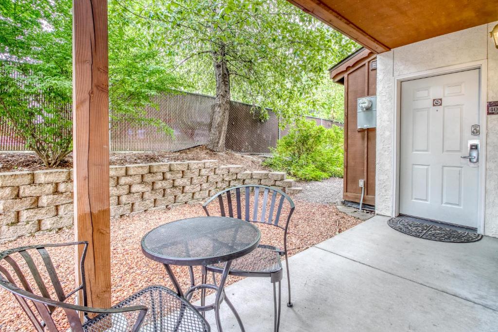 patio con tavolo e sedie di fronte a una porta di Icicle Village Resort 401 & 402: Ponderosa Hideaway a Leavenworth