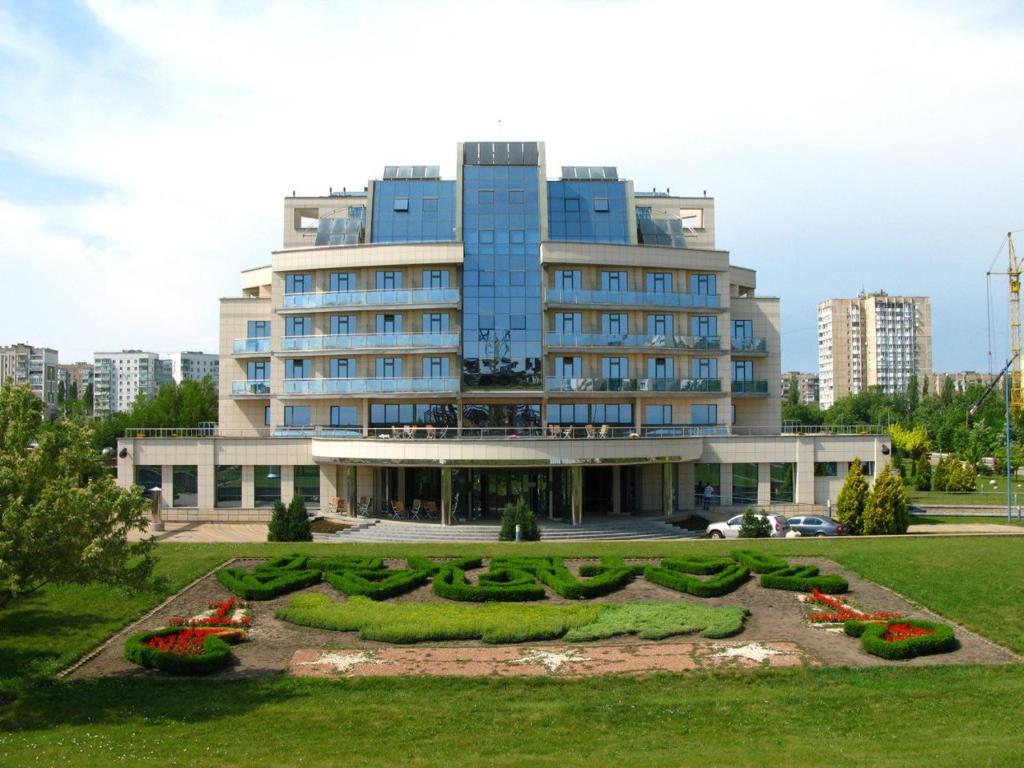 un grande edificio con giardino di fronte di готель Елада a Yuzhne