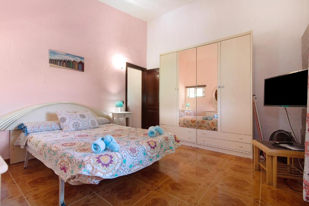 ein Schlafzimmer mit einem Bett mit blauen Teddybären darauf in der Unterkunft Vivienda v Torres 2 in Vega de San Mateo