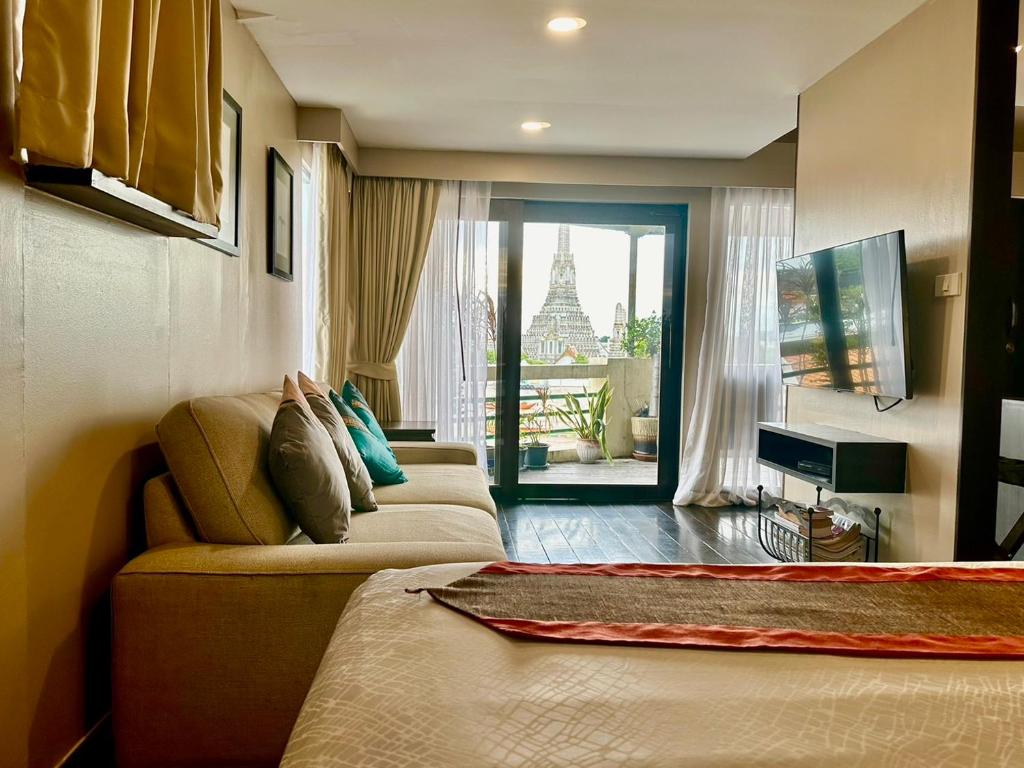 een hotelkamer met 2 bedden en een balkon bij Arun Residence in Bangkok