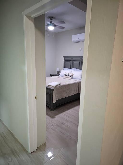 Postel nebo postele na pokoji v ubytování SG Apartment Complex (Apt #1)