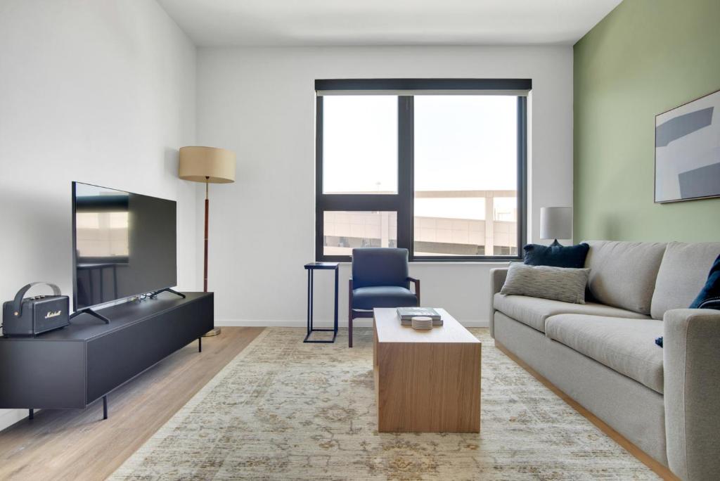 Χώρος καθιστικού στο Congress Park 1BR w Gym Pool nr shops dining DEN-193