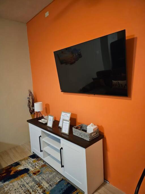 TV a/nebo společenská místnost v ubytování SG Apartment Complex (Apt #1)
