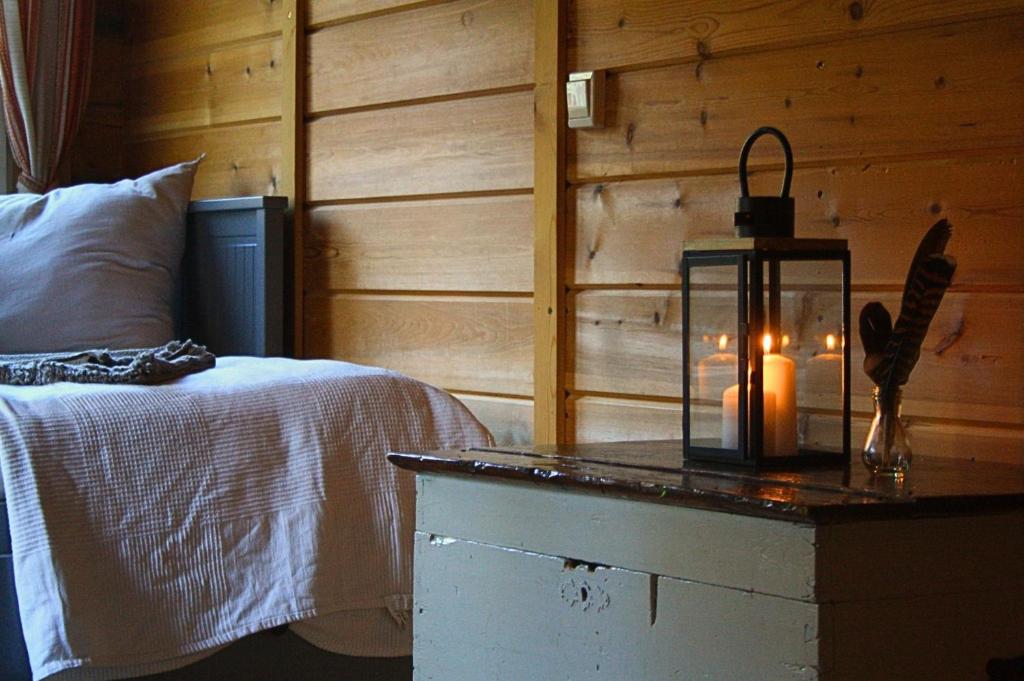 Postel nebo postele na pokoji v ubytování Kotatuli Forest Lodge