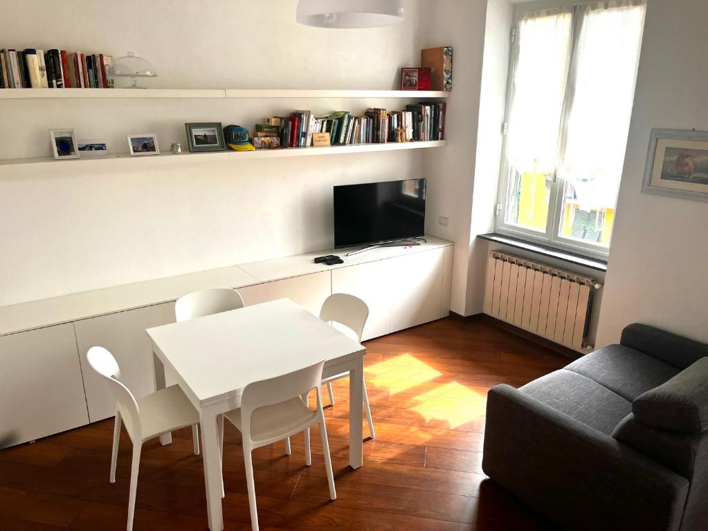 uma sala de estar com uma mesa branca e cadeiras em Apartment in Arzela em La Spezia