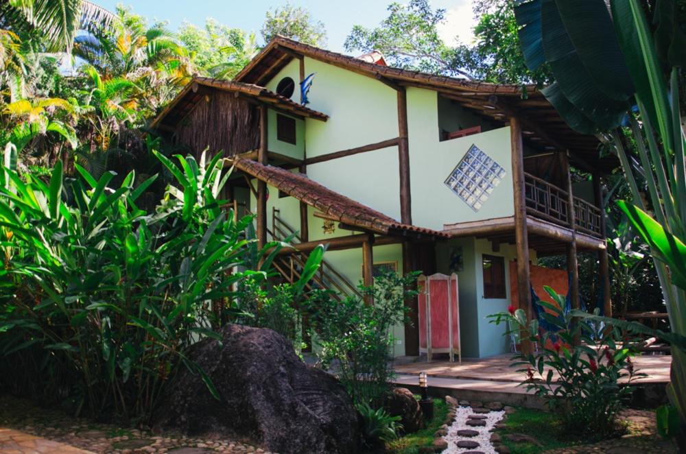 uma casa no meio de um jardim em Recanto Tangará - Chalé - Praia do Felix em Ubatuba