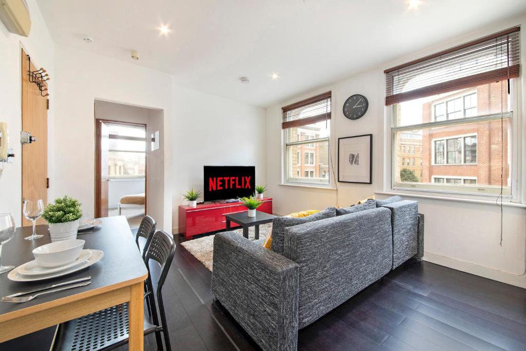 sala de estar con sofá y mesa en Luxury Central London Apartment - Farringdon, en Londres