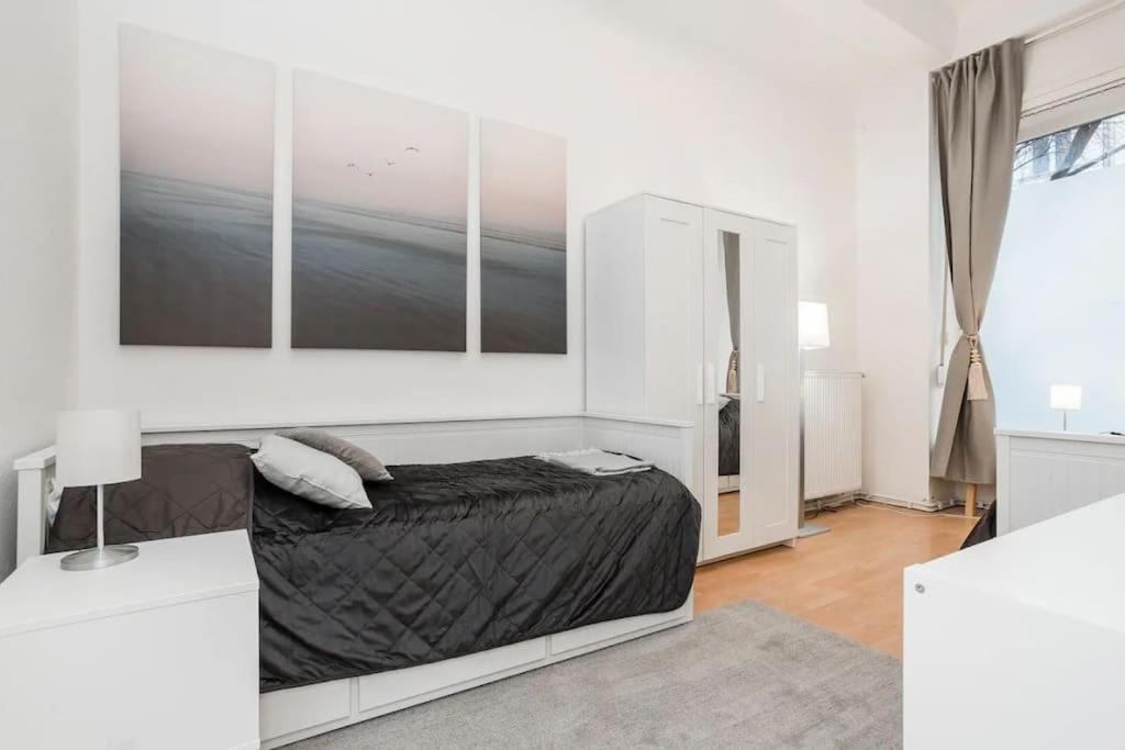 sypialnia z łóżkiem i obrazem na ścianie w obiekcie Newly furnished apartment for up to 6 people w Berlinie