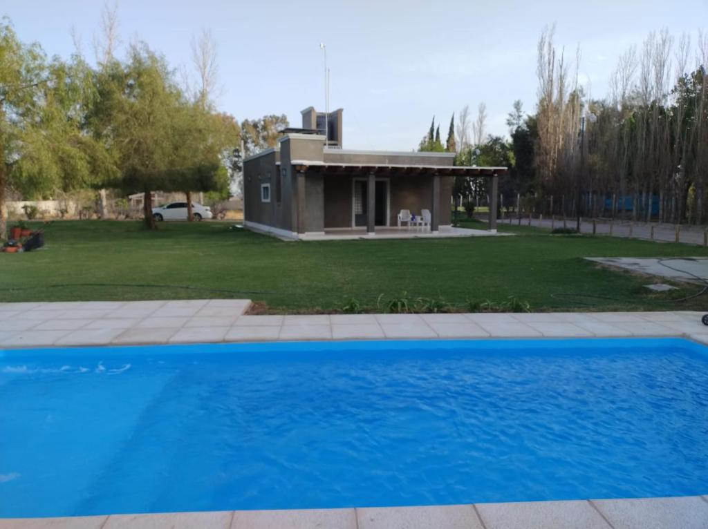 une maison avec une piscine dans une cour dans l'établissement Finca La Chiqueta, à Albardón