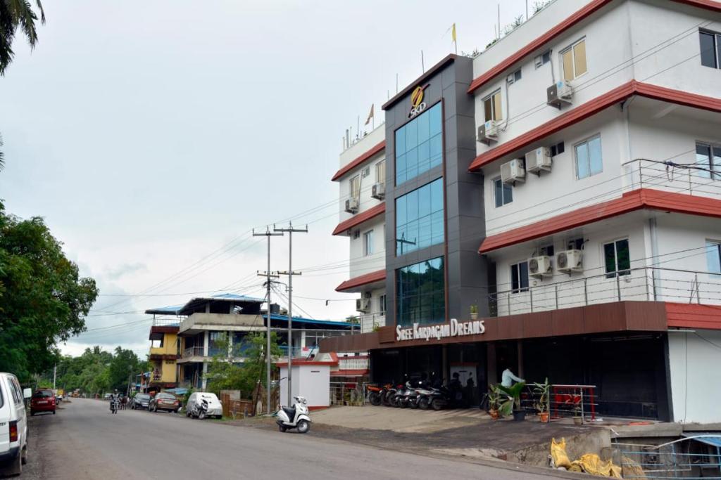 un grande edificio sul lato di una strada di Sree Karpagam Dreams a Port Blair