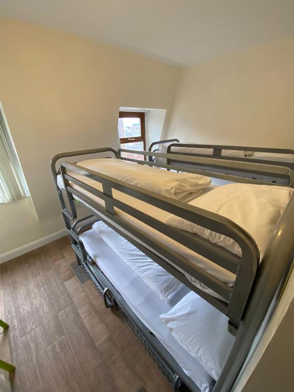 Postel nebo postele na pokoji v ubytování Gogartys Temple Bar Hostel