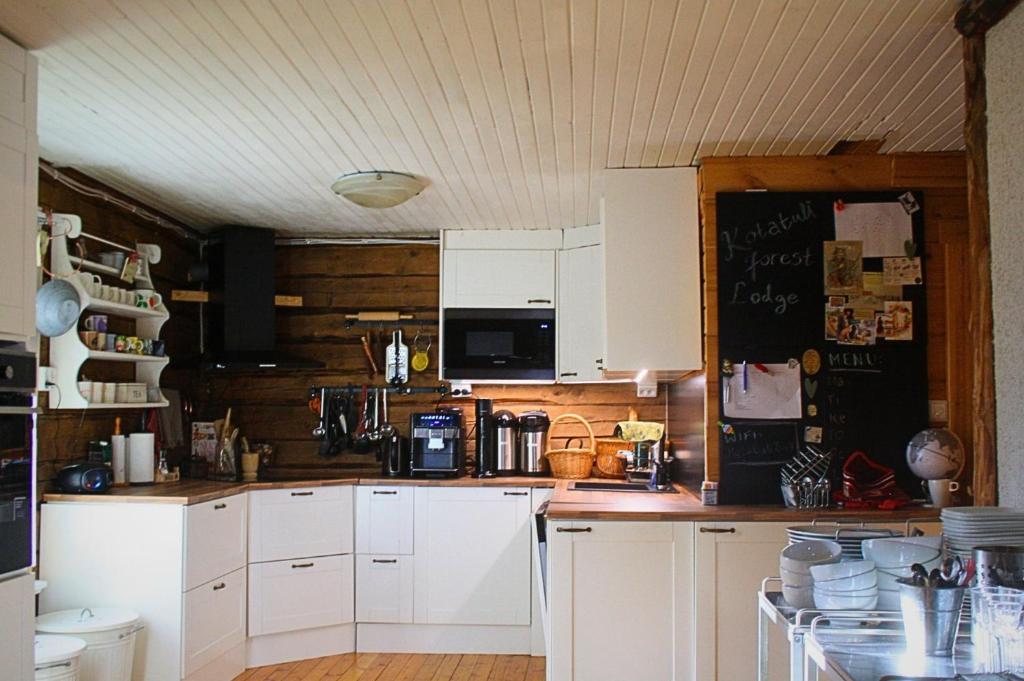 Kuchyň nebo kuchyňský kout v ubytování Kotatuli Forest Lodge
