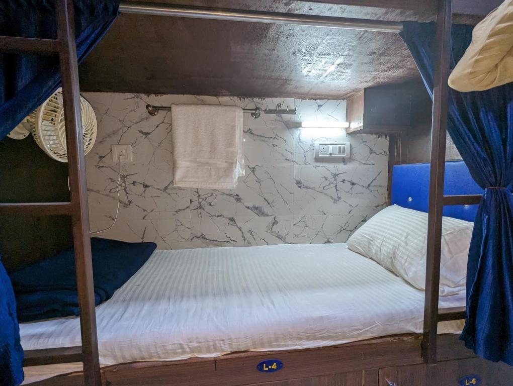 - une chambre avec 2 lits superposés dans l'établissement Ayala PG Dormitory, à Mumbai