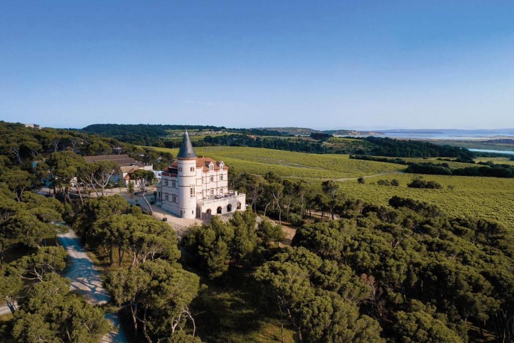 eine Luftansicht einer Burg auf einem Feld in der Unterkunft Château Capitoul in Narbonne