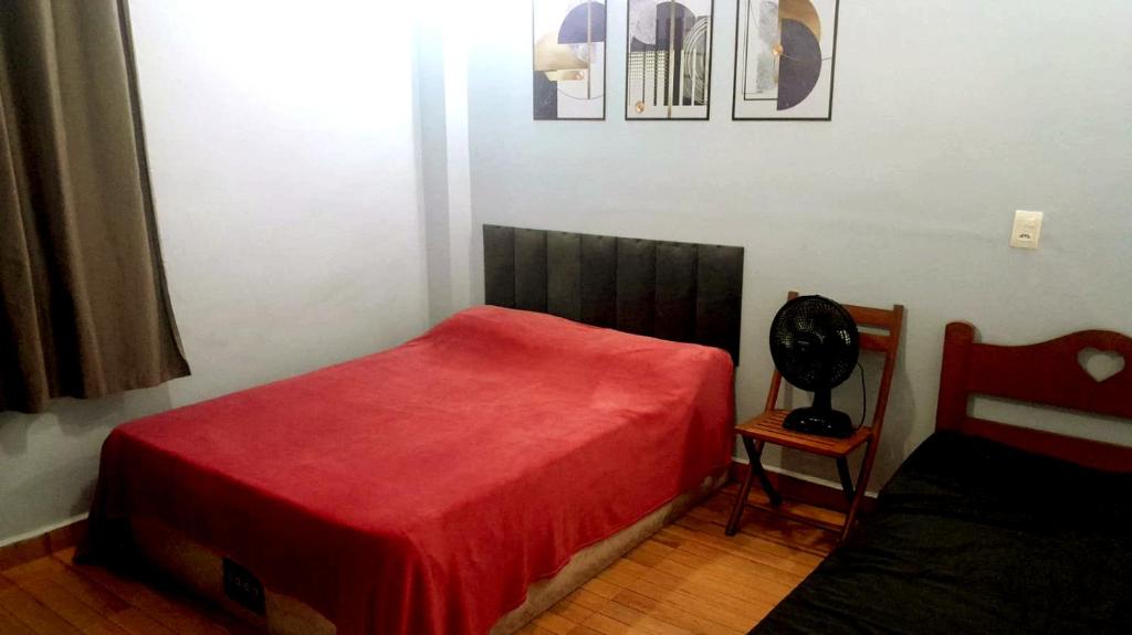 Tempat tidur dalam kamar di Kitnet Guarujá - Pitangueiras - sem garagem