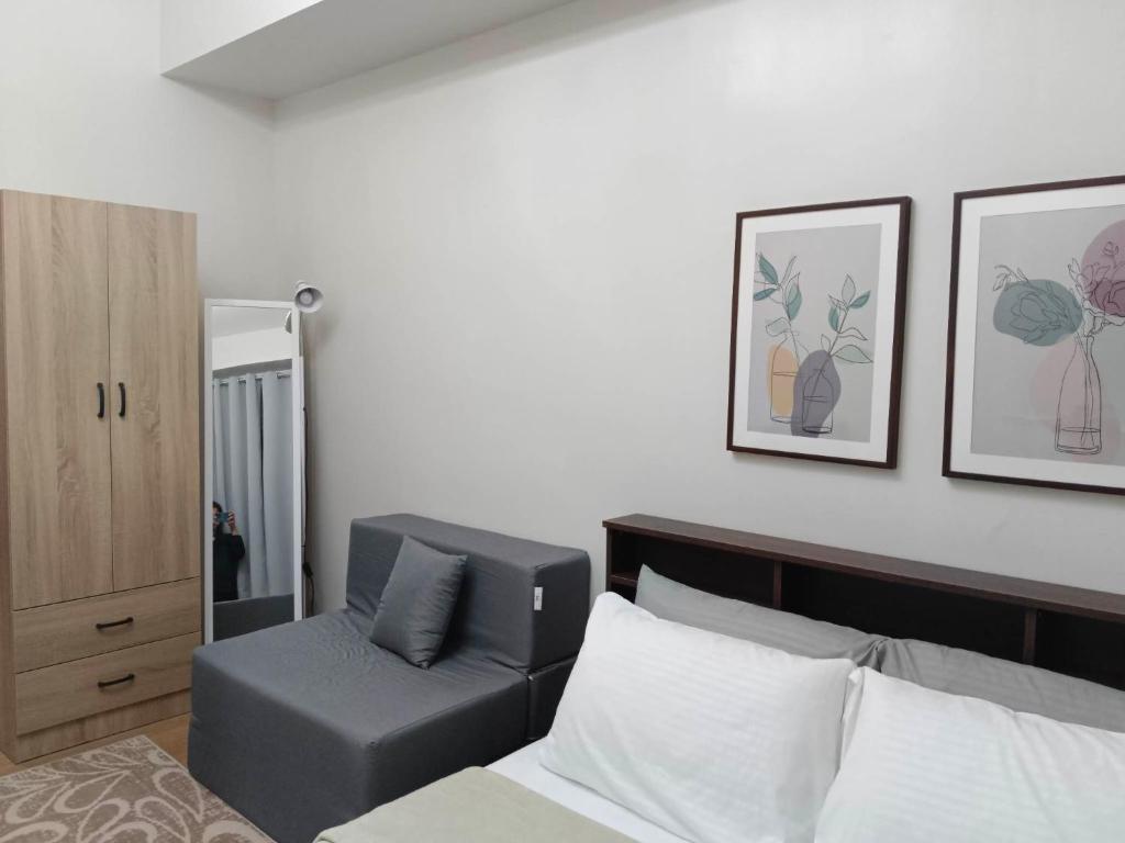 Postel nebo postele na pokoji v ubytování Downtown Delight Dwelling at Limketkai Center