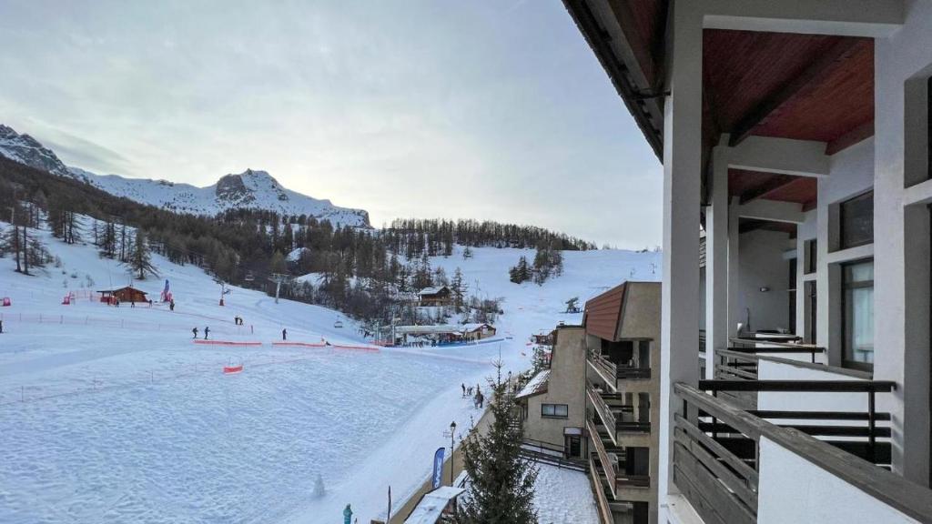 - une vue sur une piste de ski avec des skieurs dans la neige dans l'établissement Le Super Refuge de l'Ecureuil, à Enchastrayes