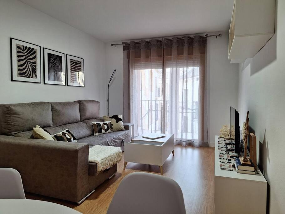 sala de estar con sofá y TV en Apartamento Plaza España de Luque, en Luque