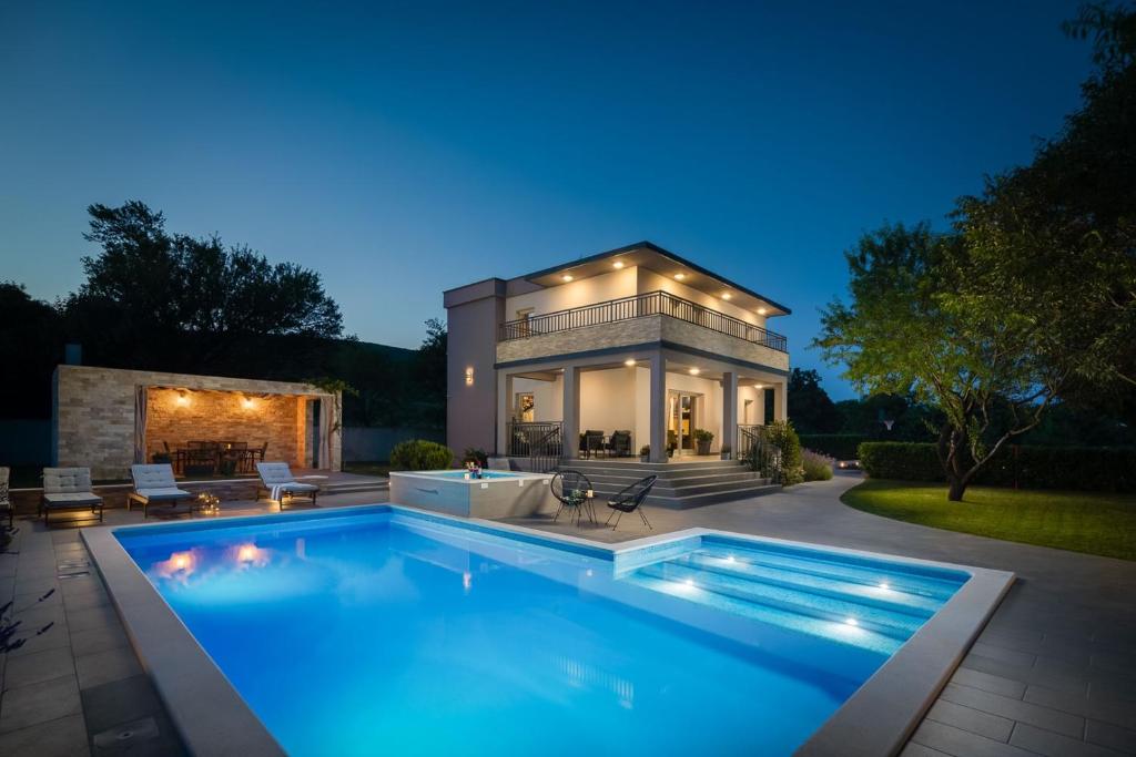 une grande piscine en face d'une maison dans l'établissement Villa Salvador villa in Dicmo, private pool, à Dicmo