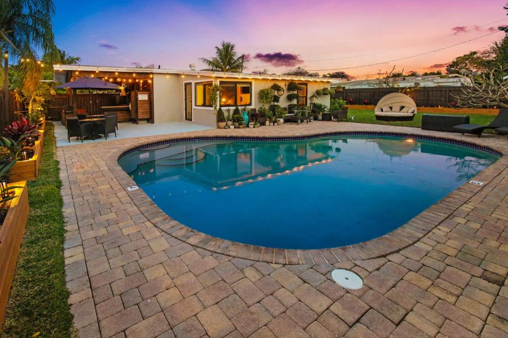 uma piscina no quintal de uma casa em Private Heated Pool Oasis Pet-Friendly Retreat Short or long Stays Sleeps 2-8 Ppl em Pompano Beach