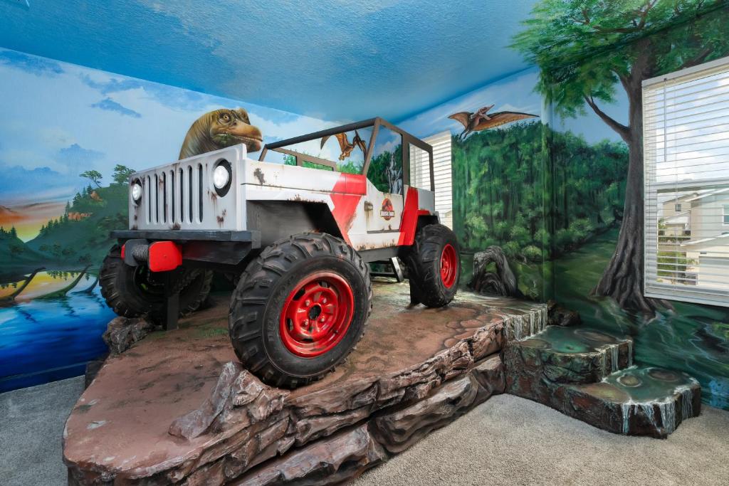 une peinture murale d'une jeep dans une pièce dans l'établissement Spacious 8BR Villa by Disney World w Private Pool, à Kissimmee